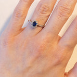 Vintage Gänseblümchenring aus 18 Karat Weißgold mit Saphir (ca. 0.35 ct) und Diamanten (ca. 0.15 ctw), 60er/70er Jahre