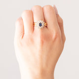 Anello vintage a margherita in oro giallo 18K con zaffiro (0.47ct ca.) e diamanti (0.84ctw ca.), anni ‘60
