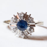 Vintage Gänseblümchenring aus 18 Karat Weißgold mit Saphir (ca. 0.60 ct) und Diamanten (ca. 0.06 ctw), 60er/70er Jahre