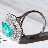 Vintage „Ballerina“-Ring aus 18 Karat Weißgold mit kolumbianischem Smaragd (ca. 3.60 ct) und Diamanten (ca. 2.24 ctw)