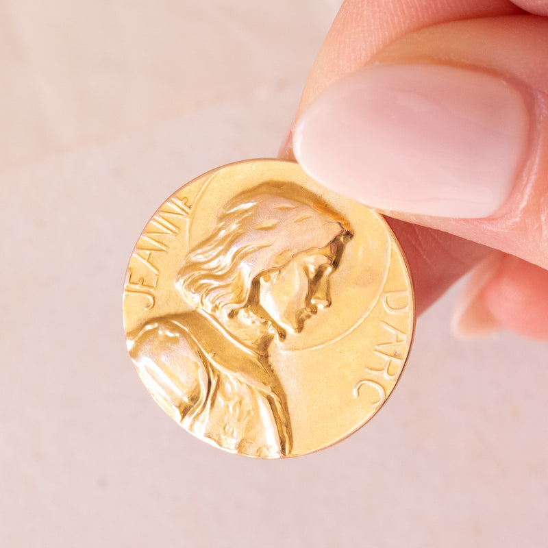 Ciondolo francese vintage con Giovanna d’Arco in oro giallo 18K