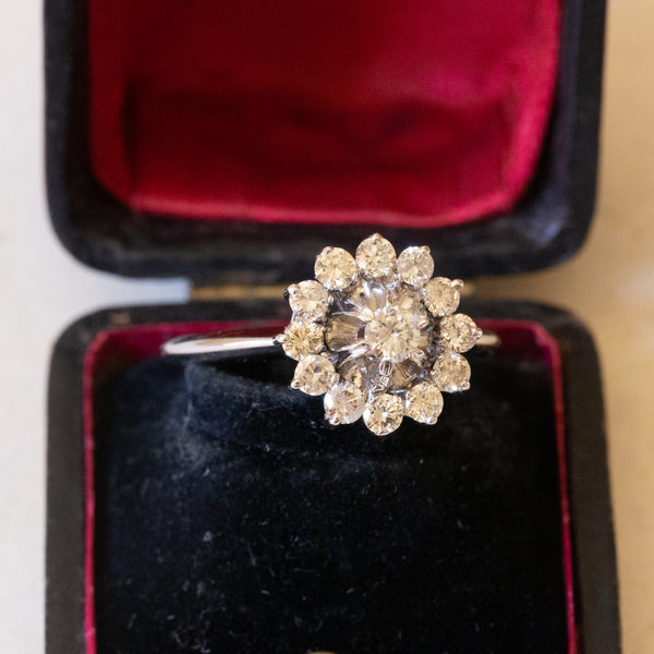 Anello vintage a margherita in oro bianco 18K con diamanti (0.80ctw ca.), anni ‘60