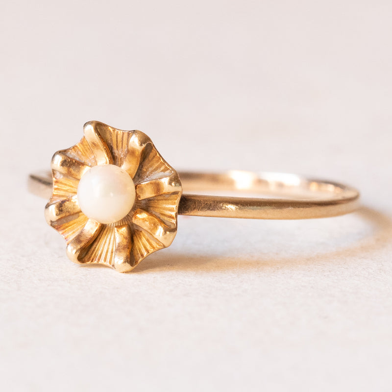 Anello retró a forma di fiore in oro giallo 18K con perla bianca, anni ‘40