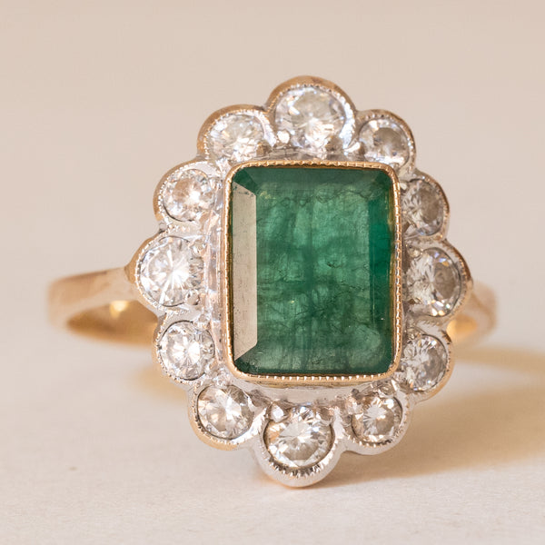 Anello a margherita in oro 14K con smeraldo (1.50ct ca.) e diamanti (0.80ctw ca.), anni ‘40/‘50