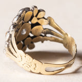 Vintage-Ring im antiken Stil aus 18 Karat Gold und Silber mit einem zentralen Diamanten im Brillantschliff (ca. 0.30 ct) und Diamanten im Rosettenschliff