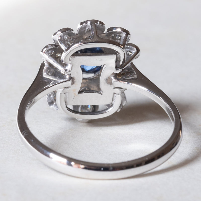 Anello vintage a margherita in oro bianco 18K con zaffiro (0.50ct ca.) e diamanti (0.30ctw ca.), anni ‘60