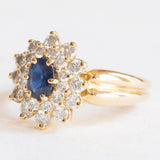 Vintage Gänseblümchenring aus 18 Karat Gelbgold mit Saphir (ca. 0.47 ct) und Diamanten (ca. 0.84 ctw), 60er Jahre