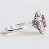 Vintage Ring aus 18 Karat Weißgold mit Rubinen (ca. 0.70 ct) und Diamanten (ca. 0.50 ctw), 60er/70er Jahre