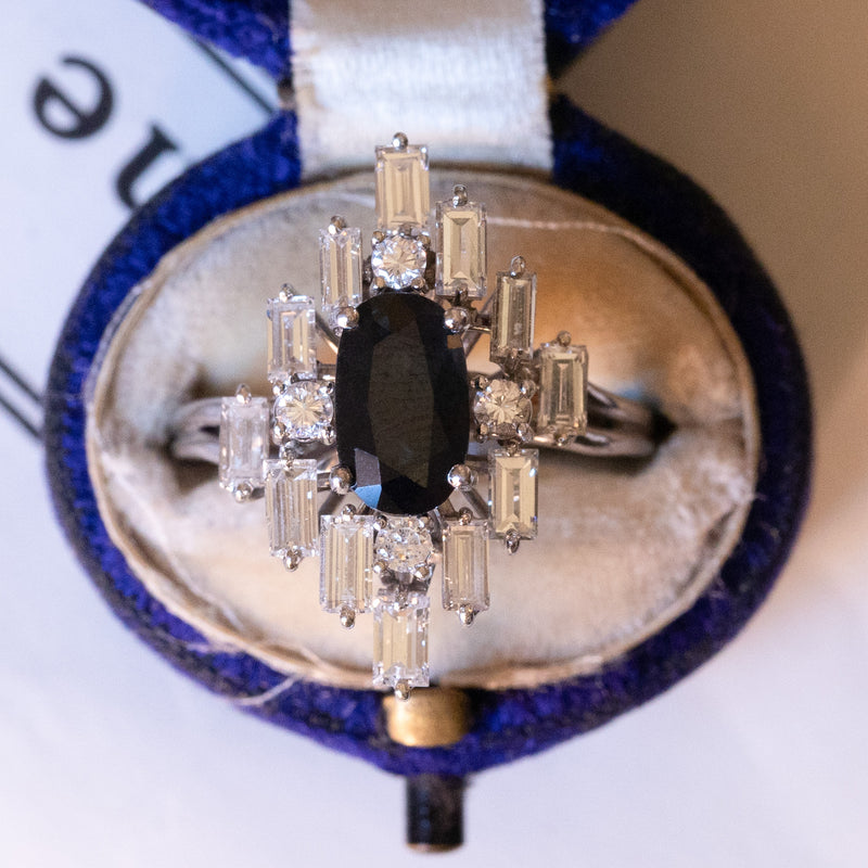 Anello a margherita vintage in oro bianco 18K con zaffiro (2ct ca.) e diamanti (1.40ctw ca.), anni ‘70