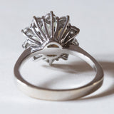 Anello vintage a margherita in oro bianco 14K con perla e diamanti (1ctw ca.), anni ‘50/‘60