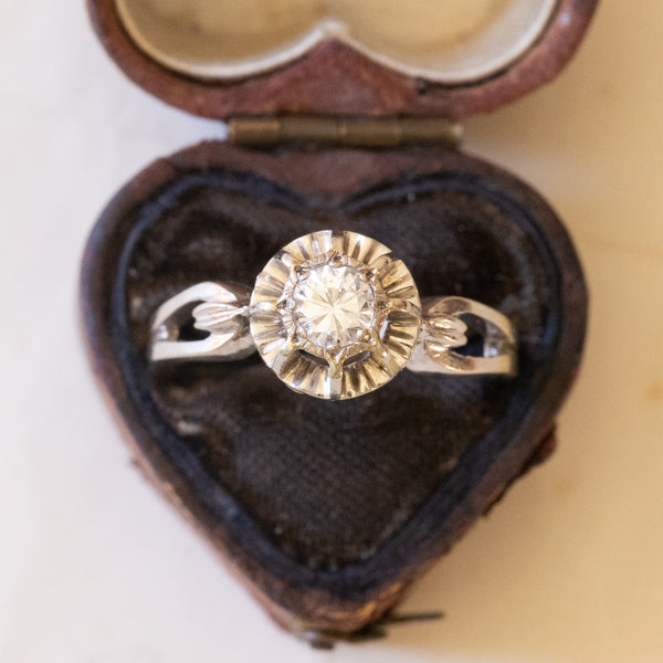 Solitario retro in oro bianco 18K con diamante di taglio brillante (0.30ct ca.), anni ‘40