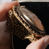 Старинный браслет из 18-каратного золота с камеей из ракушек, начало 900-х гг.