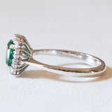 Vintage Gänseblümchen-Ring aus 18 Karat Weißgold mit Smaragd (ca. 0.50 Karat) und Diamanten (ca. 0.30 Karat), 60er