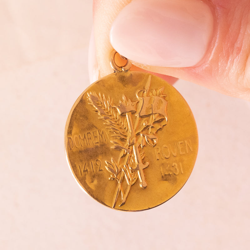Ciondolo francese vintage con Giovanna d’Arco in oro giallo 18K