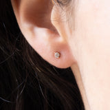 18 Karat Gelbgold-Ohrringe mit hellen Punkten und Diamanten im Brillantschliff (ca. 0.12 Karat)