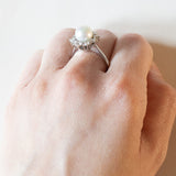 Anello vintage a margherita in oro bianco 14K con perla e diamanti (1ctw ca.), anni ‘50/‘60