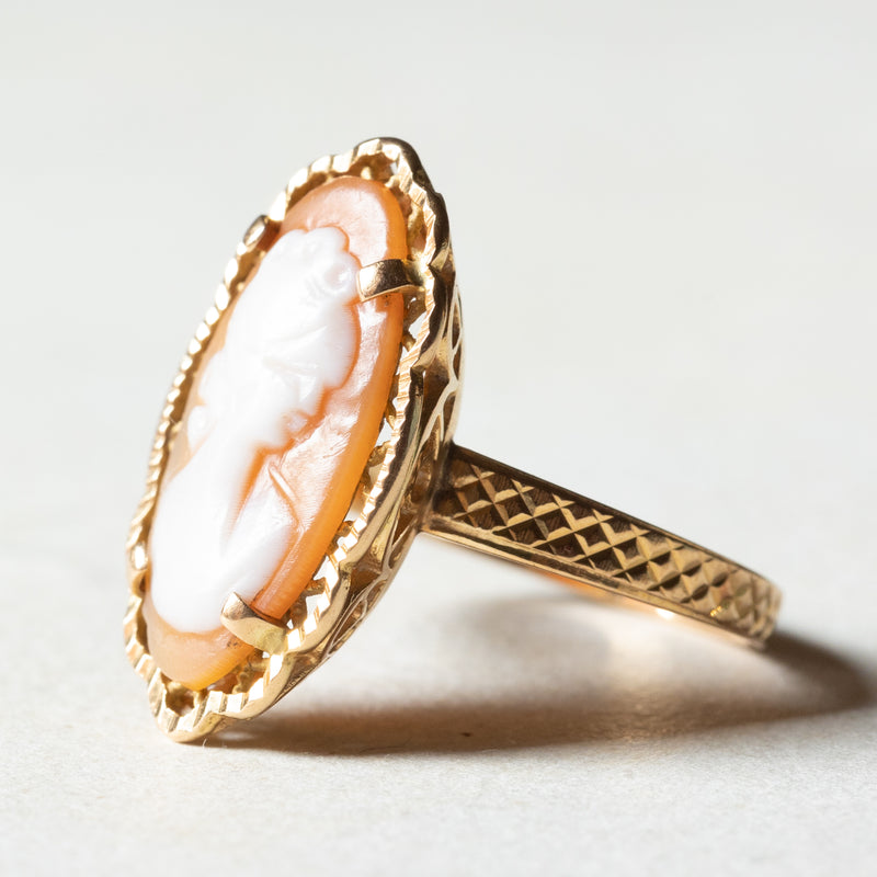Anello vintage in oro 18K con cammeo su conchiglia, anni ‘50/‘60