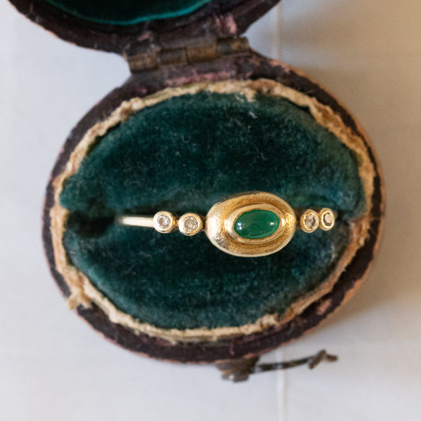 Anello vintage in oro 14K con smeraldo cabochon e diamanti, anni ‘60