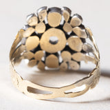 Vintage-Ring im antiken Stil aus 18 Karat Gold und Silber mit einem zentralen Diamanten im Brillantschliff (ca. 0.30 ct) und Diamanten im Rosettenschliff