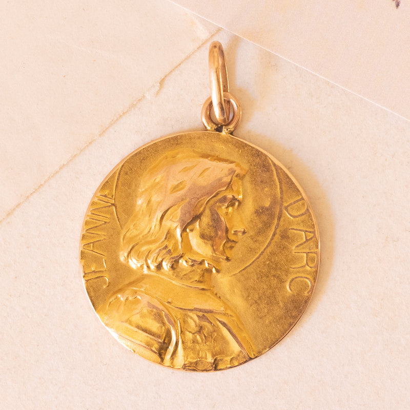 Ciondolo francese vintage con Giovanna d’Arco in oro giallo 18K
