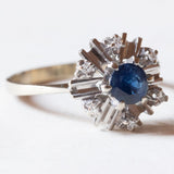 Vintage Gänseblümchenring aus 18 Karat Weißgold mit Saphir (ca. 0.60 ct) und Diamanten (ca. 0.06 ctw), 60er/70er Jahre