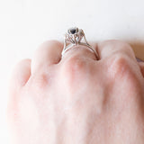 Vintage 18 Karat Weißgold Saphir (ca. 0.90 ct) und Diamanten (ca. 0.36 ctw) Gänseblümchenring, 70er Jahre