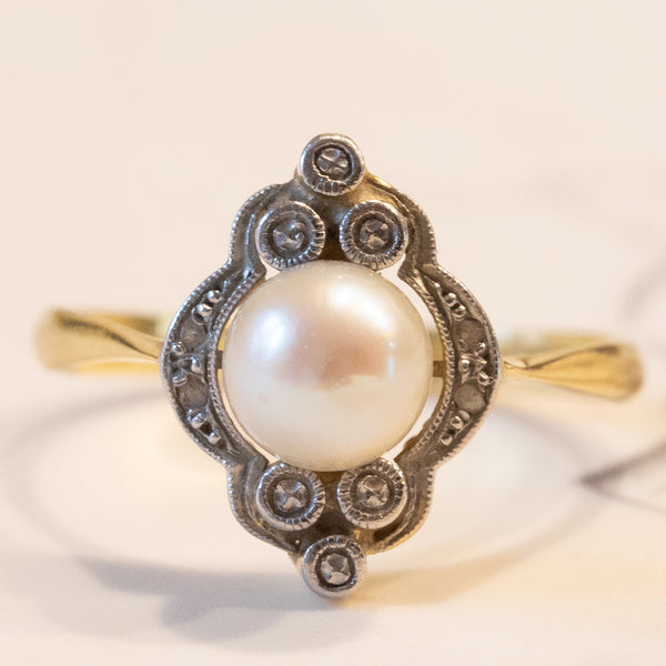 Anello antico in oro bianco 18K con perla e diamanti di taglio rosetta, anni ‘30