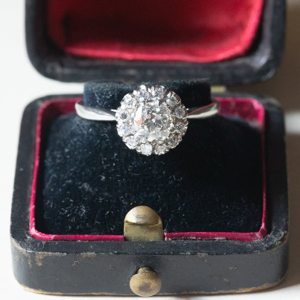 Anello vintage a margherita in oro bianco 18K con diamanti (0.86ctw ca.), anni ‘70
