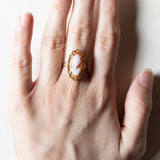 Anello vintage in oro 18K con cammeo su conchiglia, anni ‘50/‘60