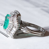 Vintage „Ballerina“-Ring aus 18 Karat Weißgold mit kolumbianischem Smaragd (ca. 3.60 ct) und Diamanten (ca. 2.24 ctw)