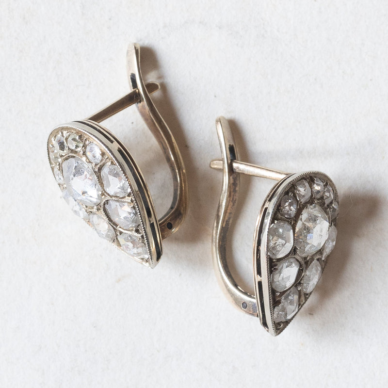 Orecchini Liberty in oro bianco 14K e argento con diamanti di taglio vecchia miniera e di taglio rosa coroné (2ctw ca.), anni ‘10/‘20