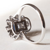 Anello vintage a margherita in oro bianco 18K con zaffiro (0.50ct ca.) e diamanti (0.30ctw ca.), anni ‘60