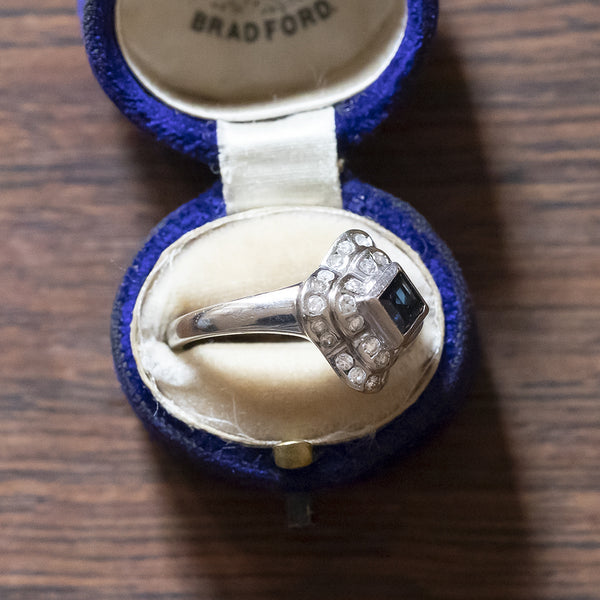 Anello vintage in oro bianco 18K con zaffiro (0.54ct ca.) e diamanti (0.56ctw ca.), anni ‘40/‘50
