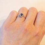 Vintage Gänseblümchenring aus 18 Karat Weißgold mit Saphir (ca. 0.35 ct) und Diamanten (ca. 0.15 ctw), 60er/70er Jahre