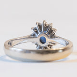 Vintage Gänseblümchenring aus 18 Karat Weißgold mit Saphir (ca. 0.35 ct) und Diamanten (ca. 0.15 ctw), 60er/70er Jahre