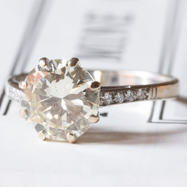 Anello moderno in oro bianco 18K con diamante centrale di taglio brillante (2.99ct ca.) e diamanti laterali (0.08ctw ca.)