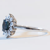 Vintage 18 Karat Weißgold Saphir (ca. 0.50 ct) und Diamanten (ca. 0.05 ctw) Gänseblümchenring, 60er Jahre