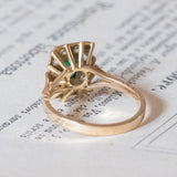 Anello vintage a margherita in oro 18K con smeraldo (0.60ct ca.) e diamanti (0.80ctw ca.), anni ‘70