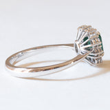 Vintage Gänseblümchen-Ring aus 18 Karat Weißgold mit Smaragd (ca. 0.50 Karat) und Diamanten (ca. 0.30 Karat), 60er