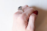 Vintage 18 Karat Weißgold Saphir (ca. 0.90 ct) und Diamanten (ca. 0.36 ctw) Gänseblümchenring, 70er Jahre