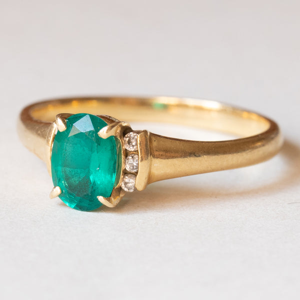 Anello vintage in oro 18K con smeraldo sintetico e diamanti, anni ‘70/‘80