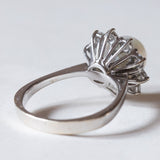 Anello vintage a margherita in oro bianco 14K con perla e diamanti (1ctw ca.), anni ‘50/‘60