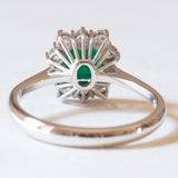 Vintage Gänseblümchen-Ring aus 18 Karat Weißgold mit Smaragd (ca. 0.50 Karat) und Diamanten (ca. 0.30 Karat), 60er
