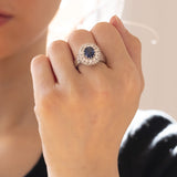 Anello vintage in oro bianco 14K con zaffiro (1.76ct ca.) e diamanti (2ctw ca.), anni ‘70/‘80