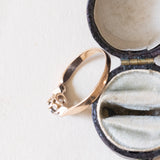 Старинное кольцо из 18-каратного золота с бриллиантами (в центре около 0.05 карата), 10-е гг.