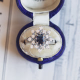 Vintage 14K white gold daisy ring with sapphire (1.10ct approx.) And diamonds (0.48ctw approx.), 60s / 70s