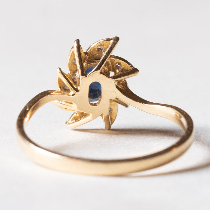 Anello vintage a margherita in oro 18K con zaffiro e diamanti, anni ‘70