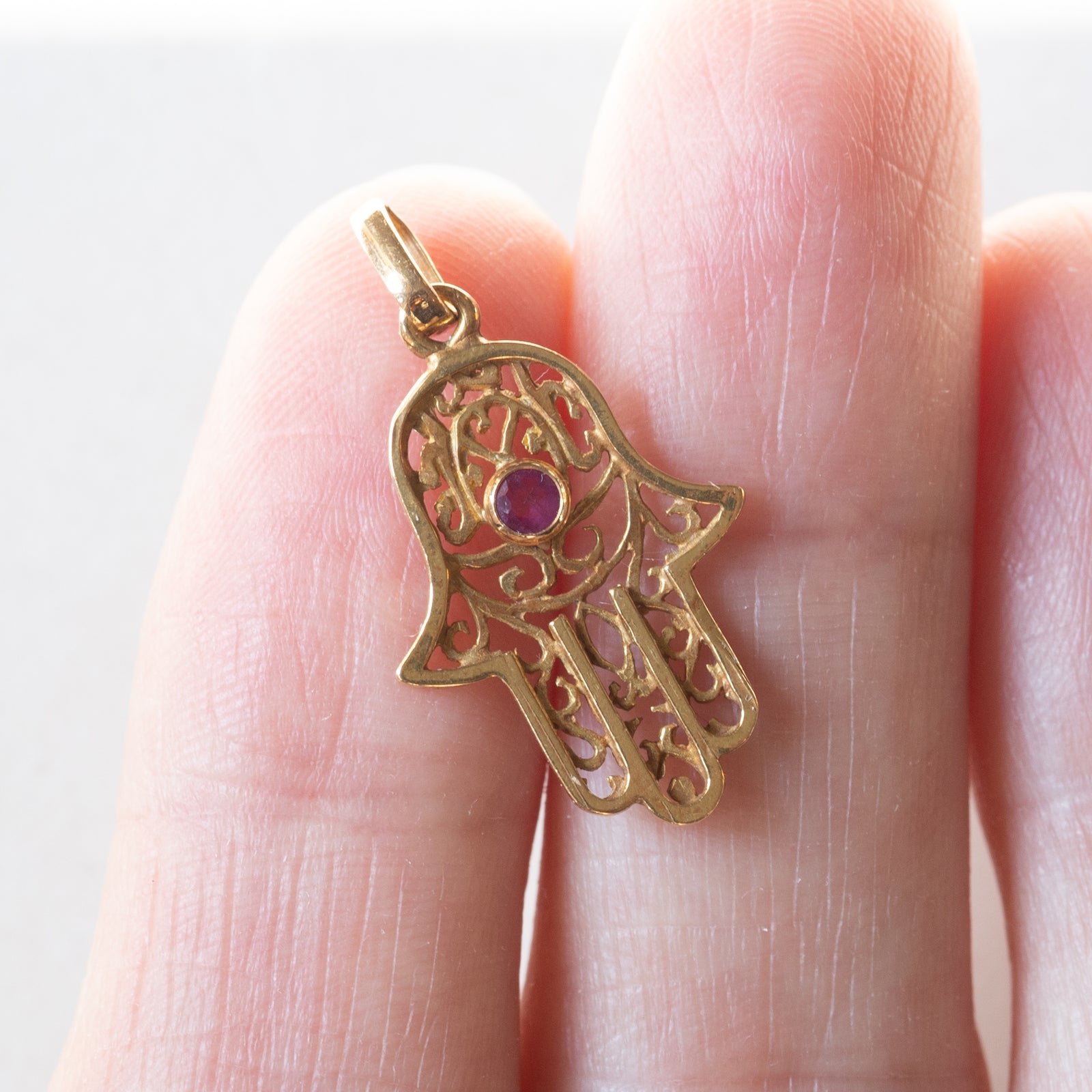 Dije Mano de Fátima Micropave Chapa 18K con Zirconia Incrustada