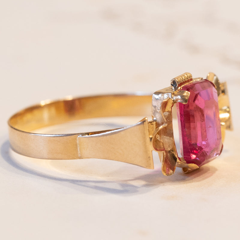 Anello vintage in oro 18K con pasta di vetro rosa, anni ‘60