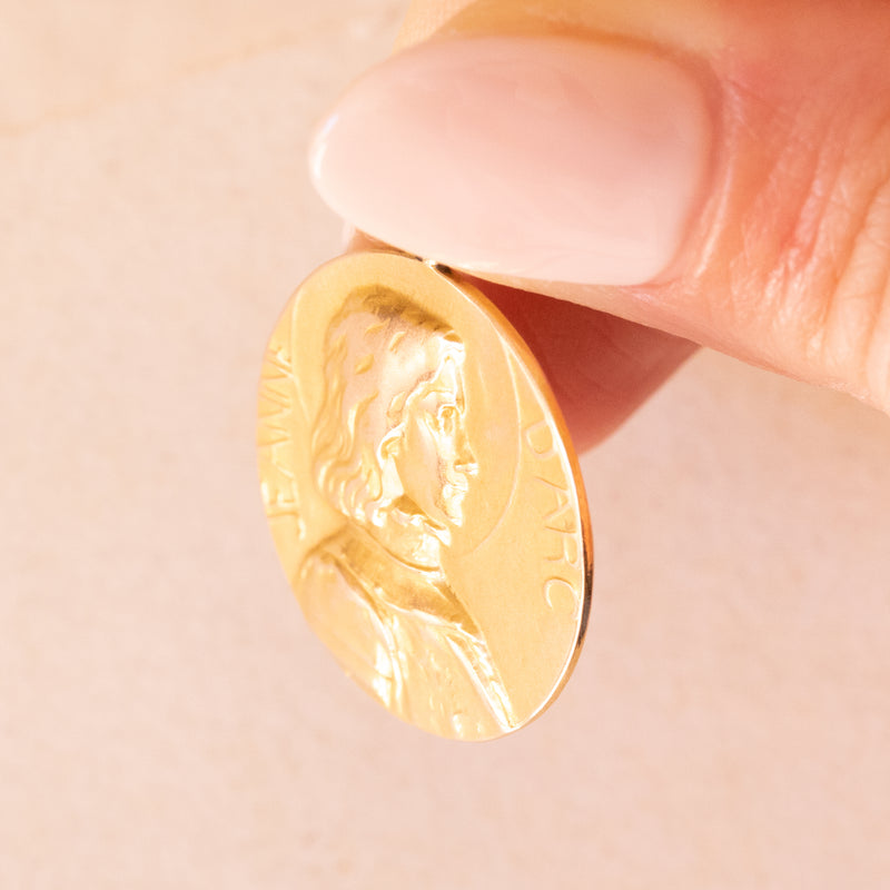 Ciondolo francese vintage con Giovanna d’Arco in oro giallo 18K